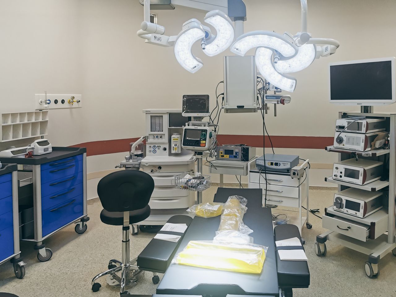 Well-equipped surgical operating room with modern surgical tools and lighting.